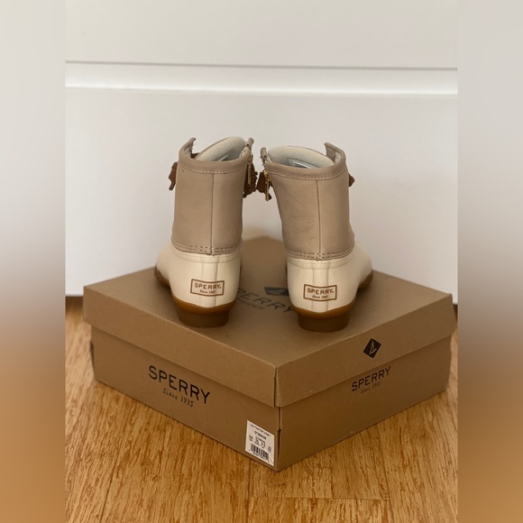 New In Box Sperry Saltwater Ivory Duck Boots, Size 5 - Picture 7 of 7